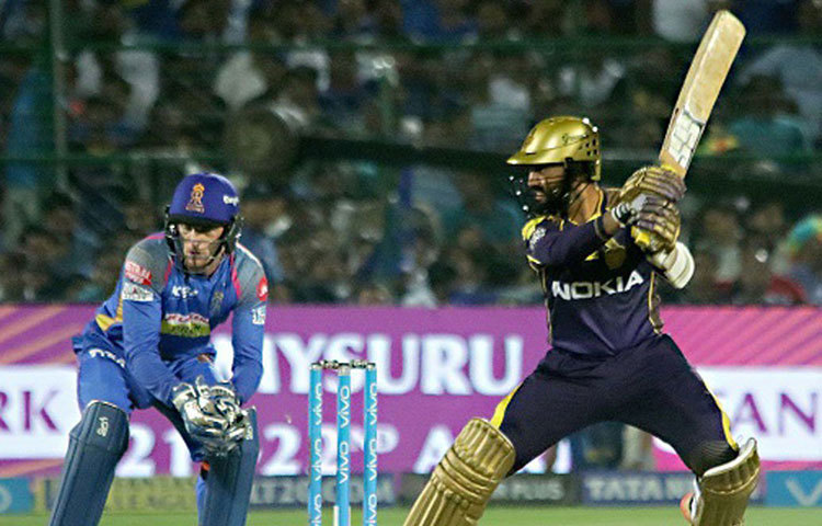 দীনেশ কার্তিক: কেকেআর-এর অধিনায়ক কার্তিক এই মুহূর্তে টি-টোয়েন্টিতে অন্যতম সেরা ক্রিকেটার। গতবার ১৬টি ম্যাচে করেছিলেন ৪৯৮ রান।