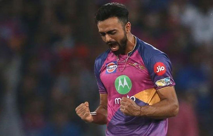 দক্ষিণ আফ্রিকা সফরে ভারতীয় দলের অন্যতম অঙ্গ ছিলেন জয়দেব উনাদকট। বাঁ-হাতি পেসারকে নিয়ে আগ্রহও ছিল প্রচুর। কিন্তু ২টি টি২০ ম্যাচে ৩ উইকেট পেয়েছিলেন মাত্র। ওভার প্রতি রান দিয়েছিলেন প্রায় ১০।