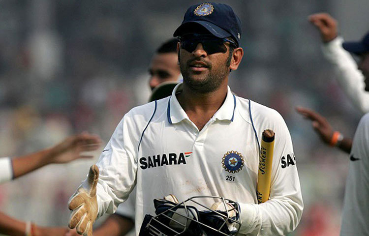 এম এস ধোনি : বিরাটের আগে দলের ব্যাটন ছিল ধোনির হাতে। মিস্টার কুলের নেতৃত্বে বিদেশে ৩০টি টেস্ট খেলেছে ভারত।