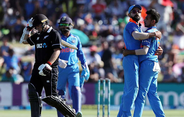 ভারতের স্পিনার জুটি এ দিনও সফল। কুলদীপ ভালো বল করলেও উইকেট পাননি। চহাল ৫১ রান দিয়ে পেলেন ২ উইকেট।