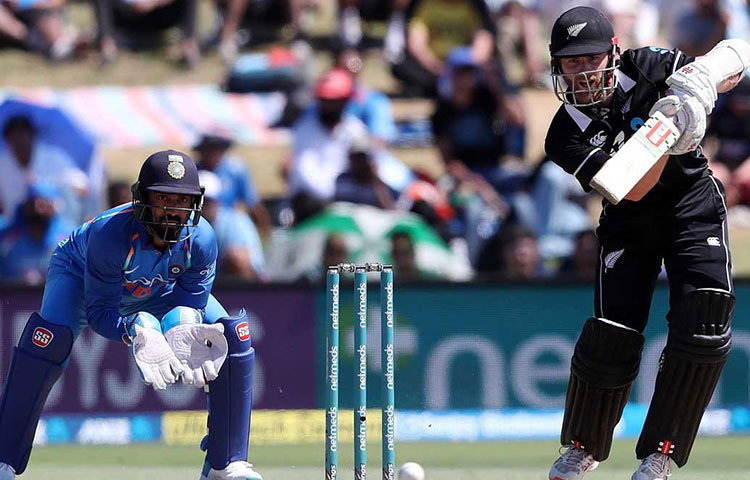 মহেন্দ্র সিং ধোনির পরিবর্তে দলে এলেন দীনেশ কার্তিক। হ্যামস্ট্রিংয়ের সমস্যার জন্য সোমবার বিশ্রাম দেওয়া হয়েছে মাহিকে। ধোনি শেষ মুহূর্তে বাদ পড়ায় দলে আসেন দীনেশ কার্তিক। ৩৮ বলে অপরাজিত ৩৮ রান করে দলকে সিরিজ জেতান ডিকে।