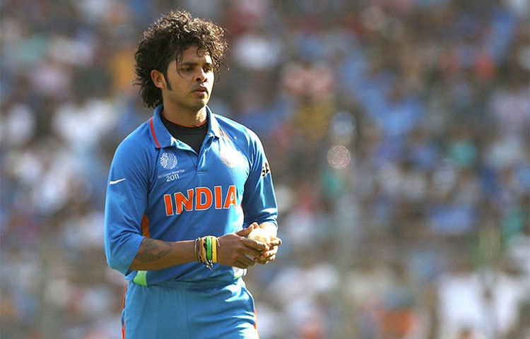 শ্রীসন্থ : আশিস নেহরা আহত হয়ে যাওয়ায় তাকেই মাঠে নামানো হয়েছিল ২০১১ সালের বিশ্বকাপে। কিন্তু ২০১৩ সালের আইপিএল-এ স্পট ফিক্সিং-এর জন্য তাকে ক্রিকেট থেকেই ব্যান করা হয়।