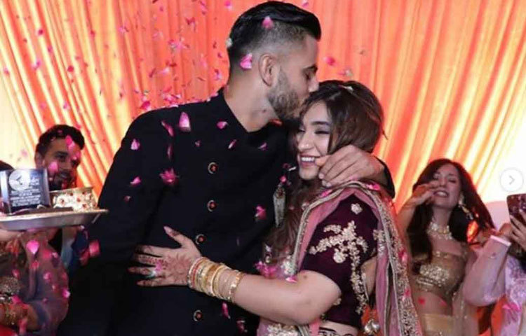 বাগদান পর্বের পর নীতিশ লিখেছিলেন, তিনি এক হাতেই বিশ্বজয় করতে পারেন, যদি তার অন্য হাত সাচি ধরে থাকেন।