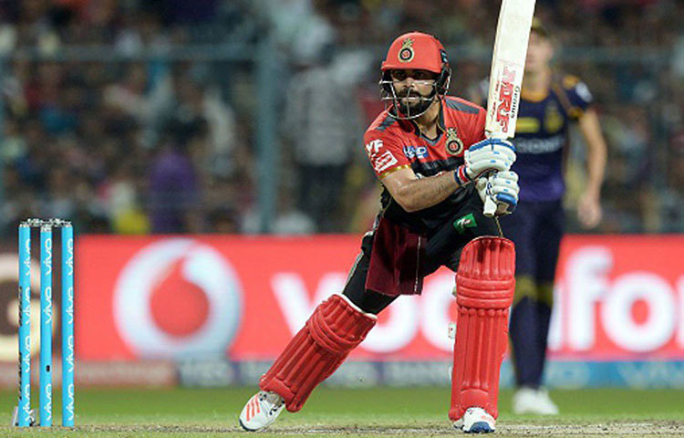 পার্থিব প্যাটেল এবং বিরাট কোহলি : অধিনায়ক বিরাট কোহালির তুলনা তিনি নিজেই। এই মুহূর্তে স্বপ্নের ফর্মে রয়েছেন তিনি। অধিনায়ক কোহলির সঙ্গে বেঙ্গালুরুর ইনিংস শুরু করার কথা পার্থিবের। বিরাটের সঙ্গে ব্যাট করার সময় একটা বাড়তি চাপ তো থাকবেই। কোহালির গড় প্রায় ৩৯। আইপিএলে চারটি শতরান রয়েছে তার।