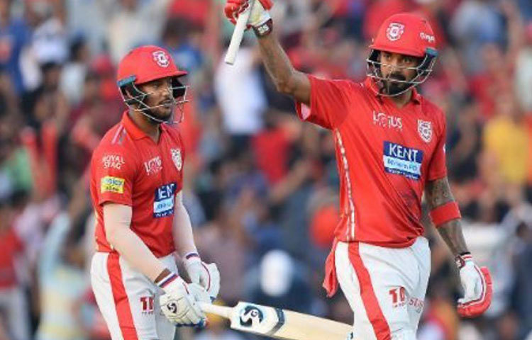 ময়াঙ্ক আগারওয়াল এবং লোকেশ রাহুল : গত ইংল্যান্ড সফর থেকে শুরু করে অস্ট্রেলিয়া লোকেশ রাহুলের ব্যাড প্যাচ চলছে তো চলছেই। সে জন্য অস্ট্রেলিয়া সফরের শেষ দিকে ময়াঙ্ক আগারওয়ালকে দলে নেওয়া হয়। এখন দেখার পাঞ্জাবের হয়ে দুই বন্ধু ময়াঙ্ক-রাহুল কেমন শুরু করতে পারেন। যদিও ৩৮-এর বেশি গড় থাকা রাহুল সম্প্রতি টিভি-বিতর্কে জড়িয়ে পড়ে অনিশ্চয়তার মুখে পড়েছেন।