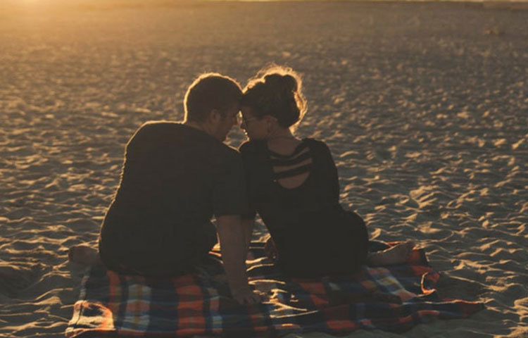 তবে দুটি শর্ত আরোপ করা হয়েছে ডেটিং লিভের উপর। প্রথম বছরে ৮টির বেশি ডেটিং লিভ নেওয়া যাবে না। আর দ্বিতীয়ত এই লিভ পাওয়ার জন্য বয়সসীমা বেঁধে দেওয়া হয়েছে। ২০ থেকে ৩০ বছরের মধ্যে যাদের বয়স, তারাই ডেটিং লিভ পাবেন।