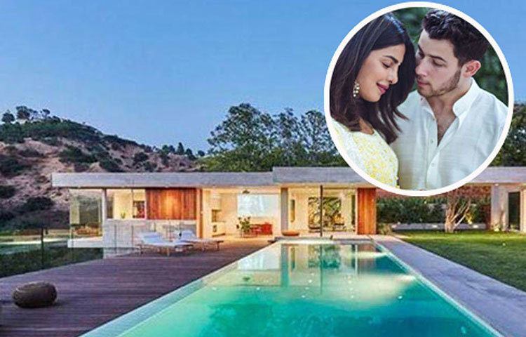 লস অ্যাঞ্জেলসের বেভারলি হিলস। জিপ কোড ৯০২১০। অভিনেত্রী প্রিয়াঙ্কা চোপড়ার আস্তানা এখন এটাই। বিয়ের পর নিকের সঙ্গে এখানেই থাকছেন প্রিয়াঙ্কা।