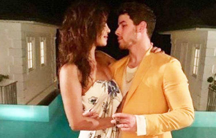 দেশে ফিরেই পরিচালক সোনালি বসুর ছবি ‘দ্য স্কাই ইজ পিঙ্ক’-এর কাজ শেষ করবেন অভিনেত্রী। ছবিতে প্রিয়াঙ্কা ছাড়াও রয়েছেন ফারহান আখতার, জাইরা ওয়াসিম।