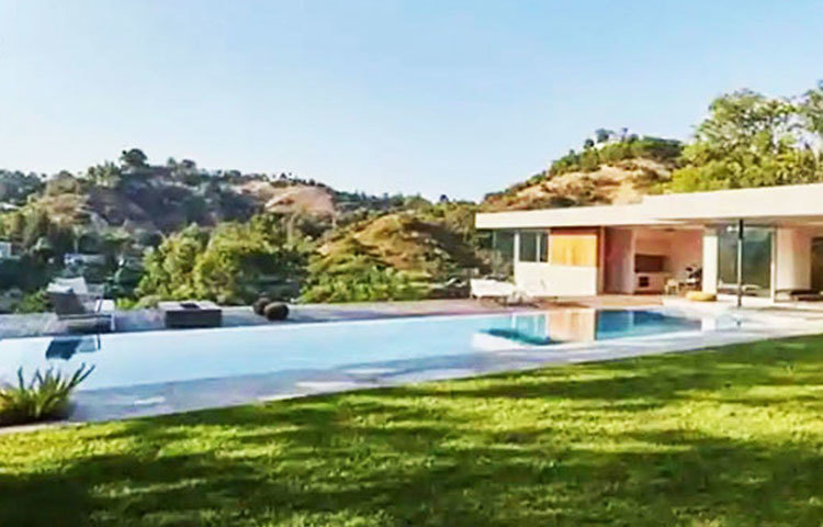 ওয়েবসাইট টিএমজেড-এর রিপোর্ট অনুযায়ী, নিক-প্রিয়াঙ্কার নতুন এই বাড়িতে রয়েছে পাঁচটি বেডরুম। চারটি বাথরুম এবং একটি সুইমিং পুলও রয়েছে।