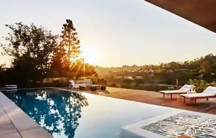 বেভারলি হিলসের এই বাংলো থেকে পুরো জায়গাটির মনোরম দৃশ্য উপভোগ করতে পারবেন নিক এবং প্রিয়াঙ্কা। তা সে বারান্দা থেকেই হোক বা সুইমিং পুল থেকে।