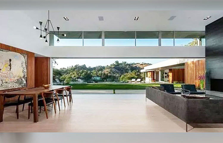 টিএমজেড-এর রিপোর্ট অনুযায়ী, প্রিয়াঙ্কা চোপড়াকে প্রোপোজ করার কয়েক মাস আগেই বাংলোটি কিনে ফেলেছিলেন নিক জোনাস। বেভারলি হিলসের সুসজ্জিত এই বাংলোটির দাম ভারতীয় মূল্যে প্রায় ৪৫ কোটি টাকা (৬.৫ মিলিয়ন ডলার)।