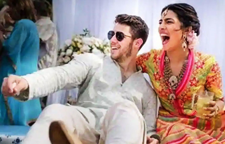 তাদের দিল্লির রিসেপশন পার্টিতে হাজির ছিলেন খোদ প্রধানমন্ত্রী। আর মুম্বাইতে ইন্ডাস্ট্রির বন্ধুদের জন্য দুটো পার্টি দিয়েছিলেন প্রিয়াঙ্কা চোপড়া।