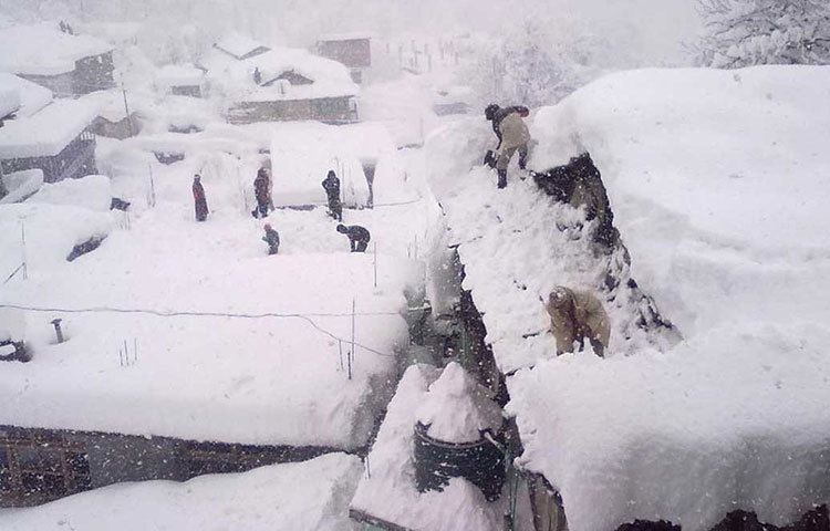 বৈজ্ঞানিক মত বলছে, বরফ ঢাকা এই জায়গাগুলোতে রোদের আভাস মিললে খোলে মন্দির। এতটাই বেশি বরফ পড়ে জায়গাগুলোতে যে, শীতকালে কর্মক্ষমতাই থাকে না স্থানীয় বাসিন্দাদের। বেশিরভাগ সময়টাই ক্লান্ত লাগে। তাই কথা বলার বা বাড়ি থেকে বেরোনোর সুযোগ প্রায় মেলে না।