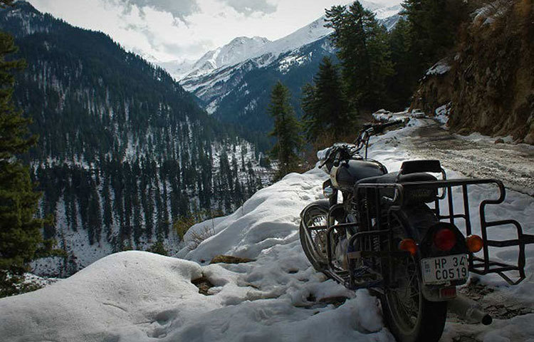 তবে চুপ করে থাকলেও গ্রামের মানুষ এই সময়ে হেডফোনে গান শোনেন, বেড়াতে যান, বাড়ির কাজ করেন। কোনো পর্যটককেও কথা বলার সুযোগ দেন না গ্রামের বাসিন্দারা।