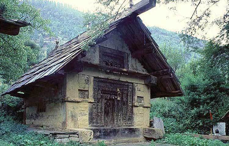 বিপাশা নদীর পাশে ঋষি গৌতম তপস্যা করছিলেন। তার তপস্যা যাতে ভঙ্গ না হয়, তাই নাকি এই ব্যবস্থা। বহু প্রাচীন একটি মন্দিরও রয়েছে এখানে। মকর সংক্রান্তির দিন লোহ্রিতে পূজার্চনার পর বন্ধ করে দেওয়া হয় মন্দির।