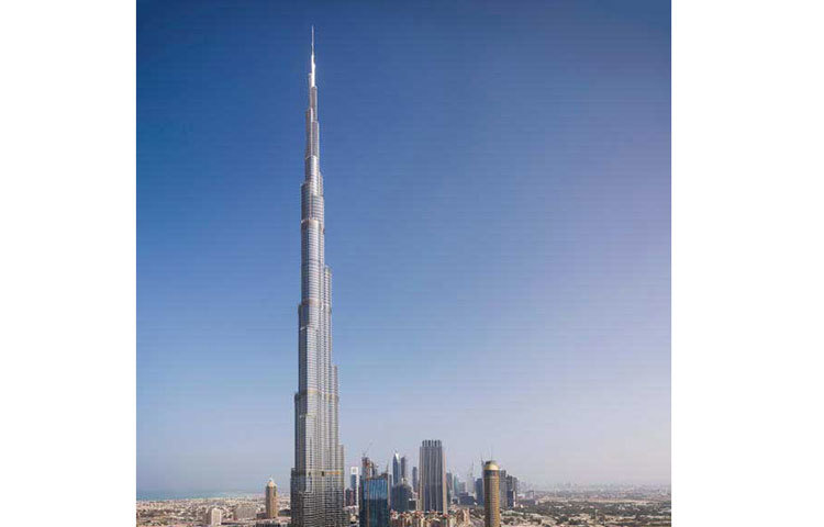 স্থপত্য শিল্পের অন্যতম বিস্ময় বুর্জ আল খলিফা। দুবাইয়ে মাথা উঁচু করে দাঁড়িয়ে আছে এটি। এর উচ্চতা ২৭১৬ ফুট।