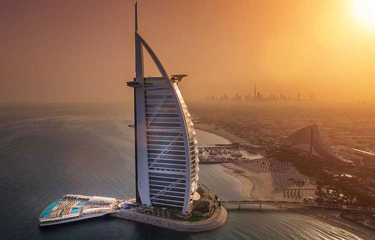 বুর্জ আল-আরব সংযুক্ত আরব আমিরাতের দুবাইয় অবস্থিত একটি হোটেল। এটি বিশ্বের ৪র্থ সুউচ্চ হোটেল। আরবের পুরনো পালতোলা জাহাজের কাঠামোর অনুকরণে বানানো ভবনটি। এটি আরবের ঐতিহ্যের প্রতীক।