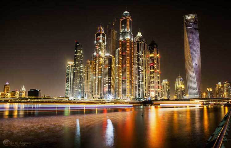 দুবাইয়ের আরেকটি আশ্চর্য স্থাপনা প্যাঁচানো সায়ান টাওয়ার (ডানে)।