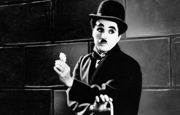 চার্লি চ্যাপলিন: বিশ্বখ্যাত এই কমেডিয়ান জীবনের শেষ মুহূর্তেও মজা করতে ভোলেননি। গির্জার পুরোহিত যখন তাকে শেষ প্রার্থনায় বলেন, ‘ঈশ্বর তোমার আত্মার শান্তি দিন, তখন চ্যাপলিন বললেন, ‘কেন নয়, যেহেতু সবকিছু তারই।’