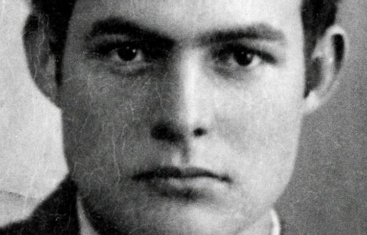 আর্নেস্ট হেমিংওয়ে: নোবেল বিজয়ী সাহিত্যিক এই সাহিত্যিক আত্মহত্যার আগে স্ত্রীকে বলেছিলেন, ‘শুভরাত্রি আমার’, ‘বিড়ালছানা’।