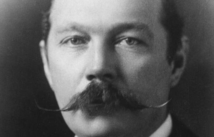 আর্থার কোনান ডয়েল: মৃত্যুর আগ মুহূর্তে স্ত্রীর দিকে তাকিয়ে বলেছিলেন, ‘তুমি ভীষণ সুন্দর।’ এ কথা বলেই মৃত্যুর কোলে ঢলে পড়েছিলেন।