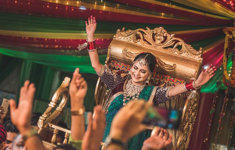 ফারিয়া নিজের জমকালো গায়ে হলুদ সন্ধ্যায় বন্ধু ও সহকর্মীদের নাচের পাশাপাশি নিজেও নাচলেন।