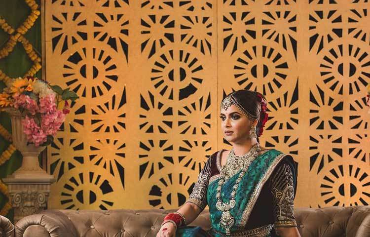 নববধূর সাজে আপন মনে ফারিয়া।