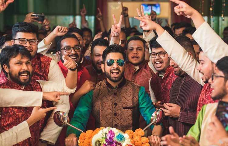 ফারিয়ার বর হারুনুর রশীদ অপু সবার সঙ্গে আনন্দে মেতেছেন।