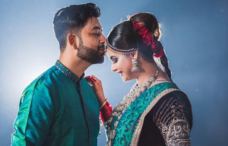বরের সঙ্গে শবনম ফারিয়া।