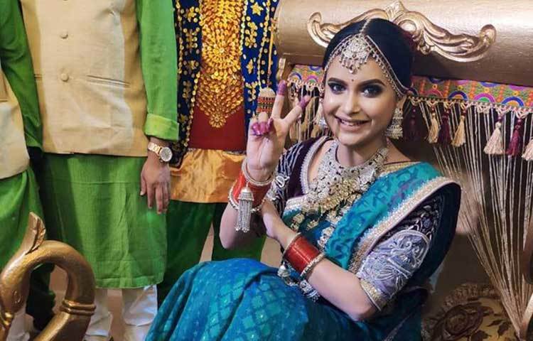 জীবনের বিজয় চিহ্ন দেখাচ্ছেন ফারিয়া।