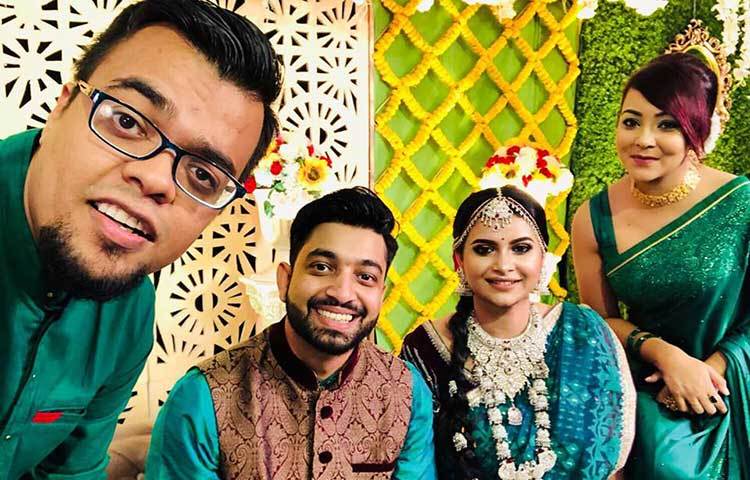 সেলফি বন্দি হয়েছেন ফারিয়া ও অপু।