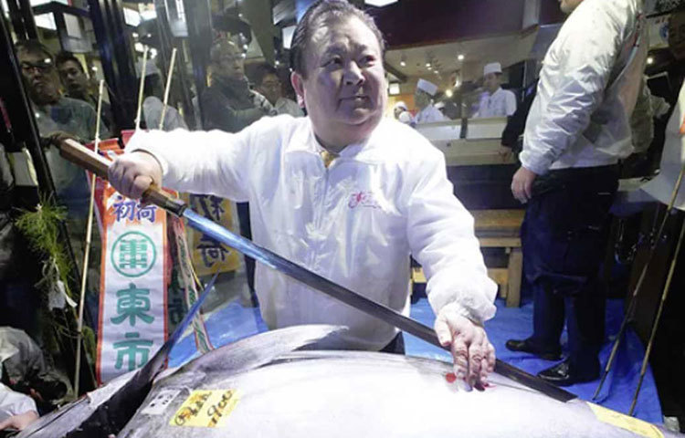 তোয়োসুর আগে সুকিজিতেই হত মাছের নিলাম। আগুন, পরিবেশগত আরও নানান কারণে বাজারটি সরিয়ে তোয়োসুতে আনা হয়।