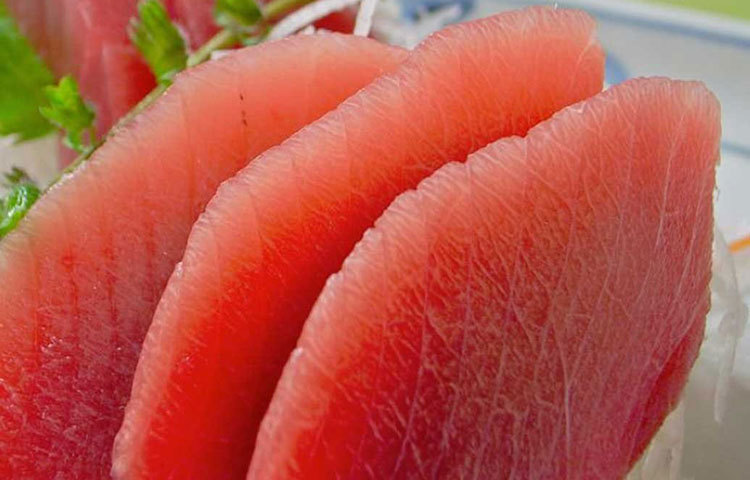 ১৯৩৫ সাল থেকেই এই সুকিজিতে মাছের বাজারে টুনা মাছ নিলামে ওঠে। এক্কেবারে নামী সুশি রেস্তরাঁর শেফ থেকে একদম ছাপোষা মৎস্য ব্যবসায়ী সকলেই মাছ বিকিকিনি করেন এখানে। বিশেষ করে বছরের শুরুতে নিলাম হয় দেখার মতো। দেশ-বিদেশ থেকে বহু মানুষ জড়ো হন টুনা মাছ কিনতে।