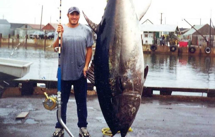 ভোর হওয়ার আগেই রবারের বুট পরে বরফ ঢাকা টুনা মাছ পরখ করতে আসেন ব্যবসায়ীরা। ঘড়ির কাঁটায় ভোর ৫টা ১০ হলেই নিলাম শুরু হওয়ার ঘণ্টা বাজতে শুরু করে।