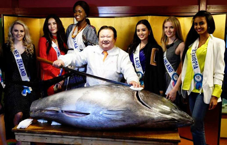 টুনা মাছের বিখ্যাত একটি পদ ‘ওটোরো’। মাছের পেটের অংশ দিয়ে তৈরি হয় সুস্বাদু এই পদ। বিপুল দামে টোকিওর রেস্তরাঁগুলোতে বিক্রি হয় ‘ওটোরো’।