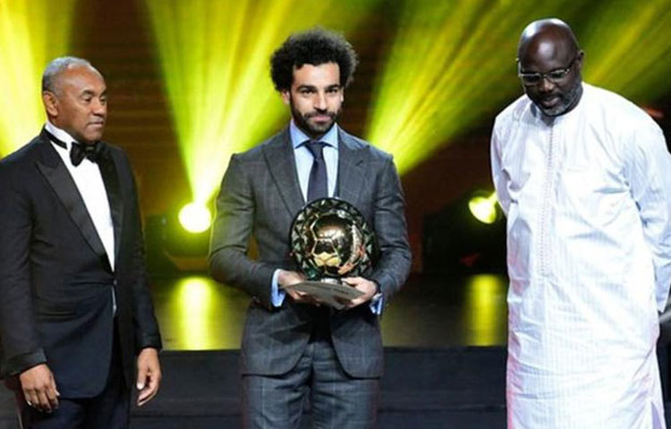 সেনেগালের রাজধানী ডাকারে কনফেডারেশন অব আফ্রিকান ফুটবল (সিএএফ) আয়োজিত অনুষ্ঠানে ২০১৮ সালের বর্ষসেরা ফুটবলারের পুরস্কার নেন লিভারপুল তারকা।