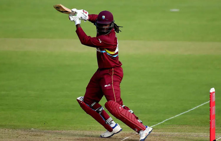 দীর্ঘদিন পরে জাতীয় দলে ফিরে ইংল্যান্ডের বিরুদ্ধে প্রথম একদিনের ম্যাচেই শতরান করলেন ক্রিস গেইল। ১২৯ বলে ১৩৫ রান করেন ‘ইউনিভার্স বস’।