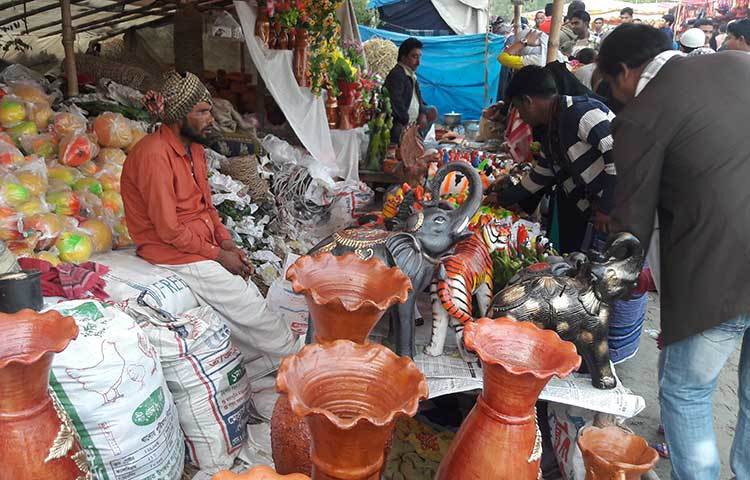 মেলায় বিক্রি হচ্ছে মাটির জিনিসপত্র। সরেজমিনে দেখা যায়, সকালের কুয়াশা কাটতেই মেলা প্রাঙ্গণ মুখরিত হয়ে উঠে নানার বয়সী মানুষের পদচারণায়। ছবি : আবদুর রহমান আরমান