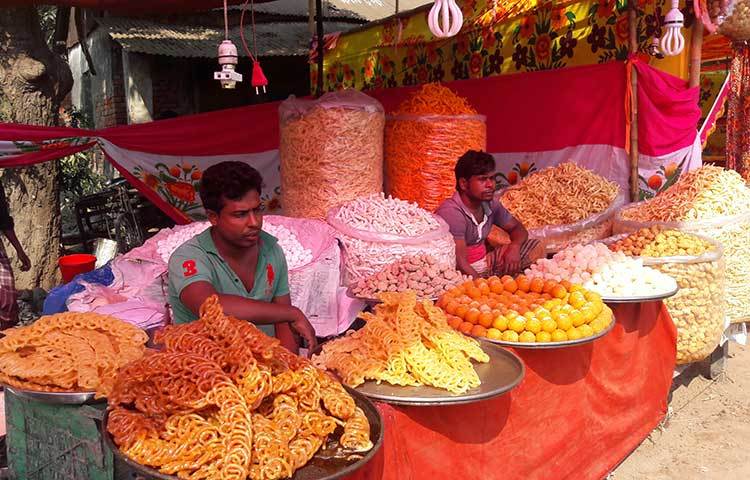 শিশুদের খেলনা পুতুলের দোকান। ছবি : আবদুর রহমান আরমান