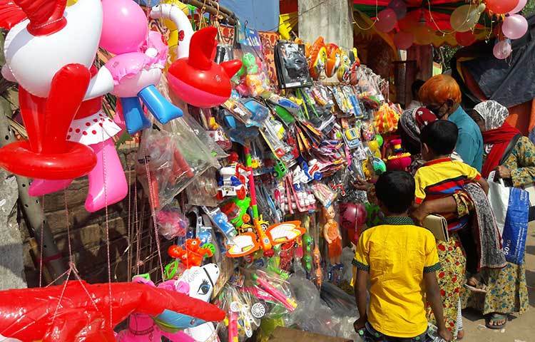 কথা হয় মেলায় আগত শিশু দর্শনার্থী উপজেলার কালীগঞ্জ আরআরএন পাইলট সরকারী উচ্চ বিদ্যালয়ের চতুর্থ শ্রেণির শিক্ষার্থী রাশেদ্বীন সরকার রূপণের (১০) সাথে। ছবি : আবদুর রহমান আরমান