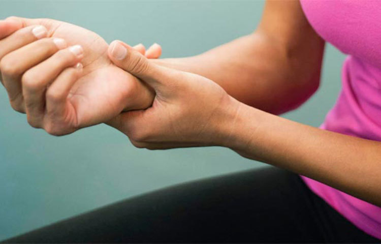 হাড়ের জয়েন্টে ব্যথা থাকা, বিশেষ করে ডান দিকের উপরিভাগের জয়েন্টে ব্যথা অনুভব করা।