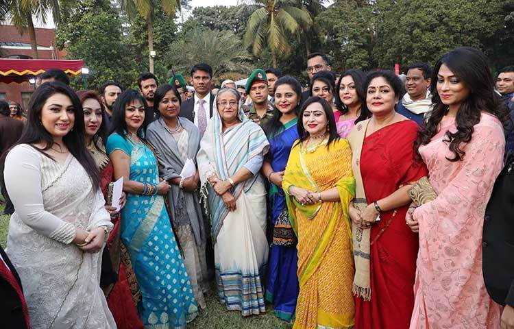 প্রধানমন্ত্রী শেখ হাসিনার সঙ্গে চিত্রনায়িকা অপু বিশ্বাস, পপিসহ চলচ্চিত্র অঙ্গনের তারকারা।