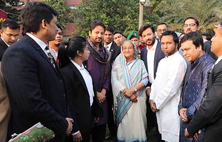 জনপ্রিয় নায়ক শাকিব খান, জায়েদ খান ও সায়মন সাদিক প্রধানমন্ত্রীর সঙ্গে আনন্দঘন মুহূর্তে।
