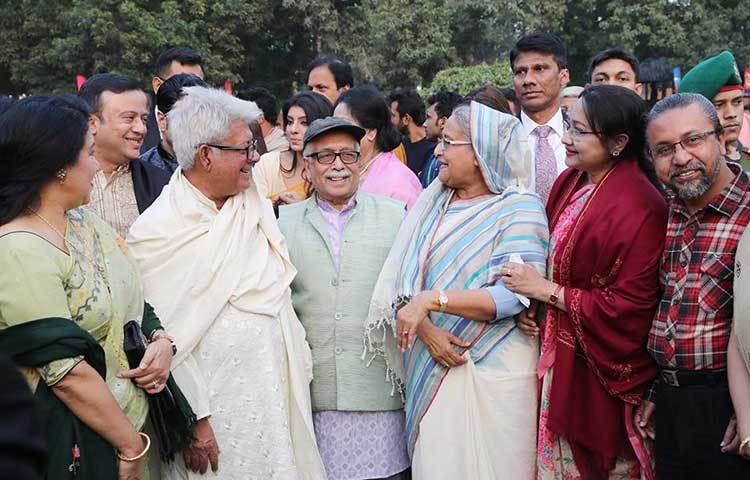 নাট্যজন মামুুনুর রশীদ, ড. ইনামুল হক, নায়ক রিয়াজসহ অন্যান্য তারকাদের সঙ্গে কথা বলছেন প্রধানমন্ত্রী।