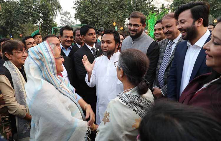 প্রধানমন্ত্রীর সঙ্গে আলাপ আলোচনায় মশগুল তারকারা।