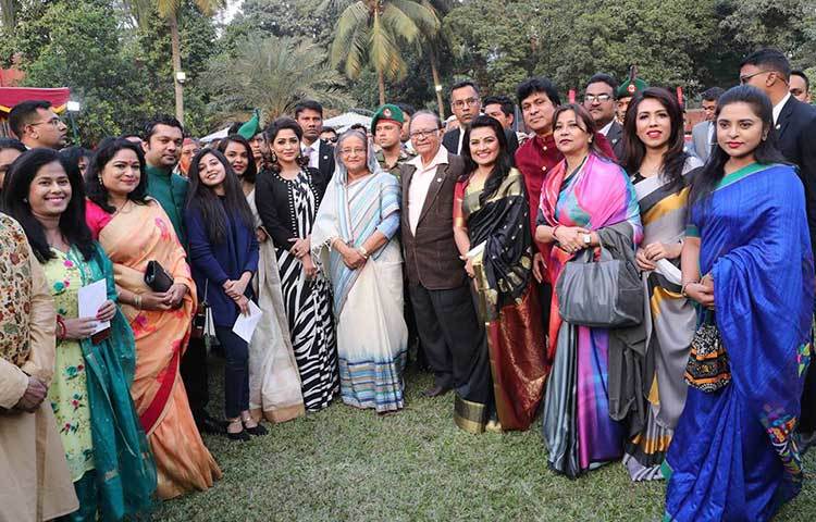 এক ঝাঁক অভিনেতা-অভিনেত্রী ও শিল্পীর সঙ্গে প্রধানমন্ত্রী।