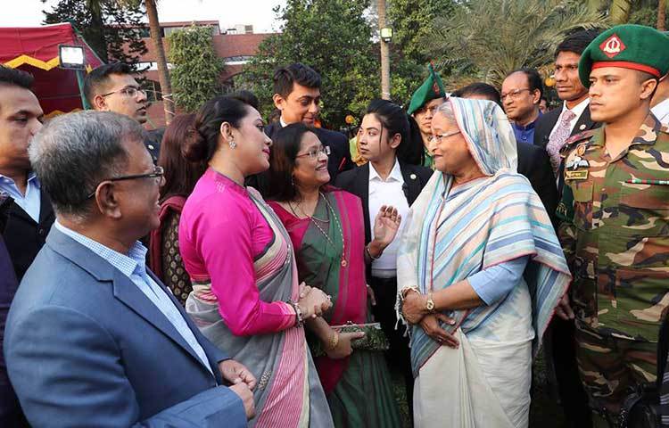 হাসি, আনন্দ, আড্ডা আর ছবি তুলে প্রধানমন্ত্রী শেখ হাসিনার সঙ্গে সময় কাটান তারকারা।