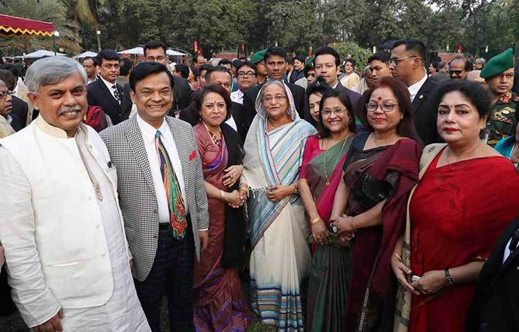 প্রধানমন্ত্রীর সঙ্গে ফটোসেশনের মুহূর্ত।