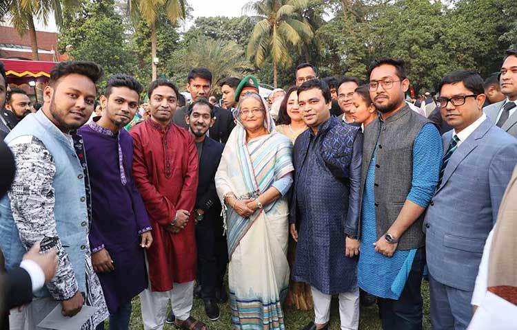 ‘জয় বাংলা, জিতবে এবার নৌকা’ গানটির তৌহিদ ও তার দল প্রধানমন্ত্রীর সঙ্গে।