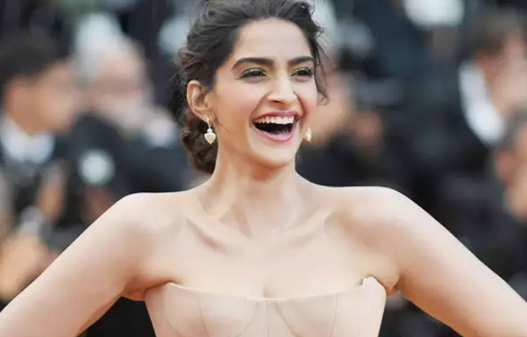 সোনম কাপুরকে খুব পছন্দ টমের। সোনমের সঙ্গে অন্তত একটা ফিল্মে অভিনয় করতে চান তিনি।